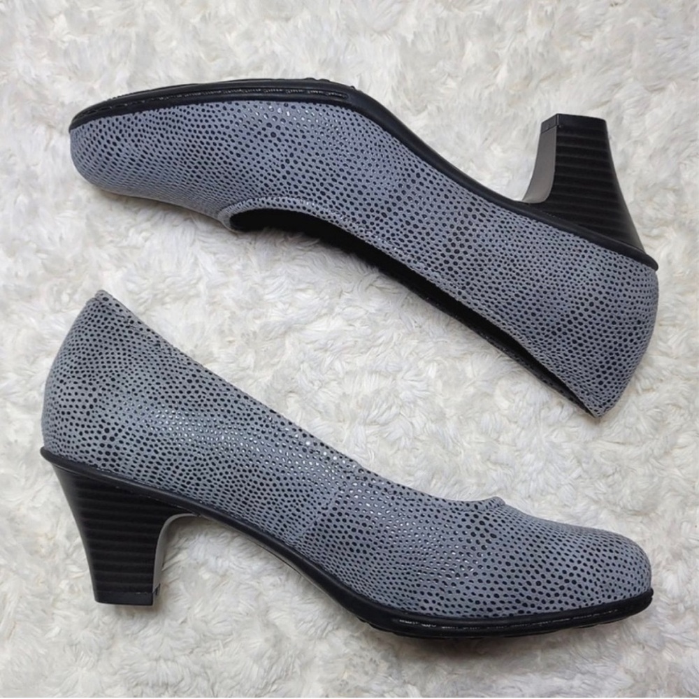Earth Gray Textured Women's Heels - Picture 3 of 7